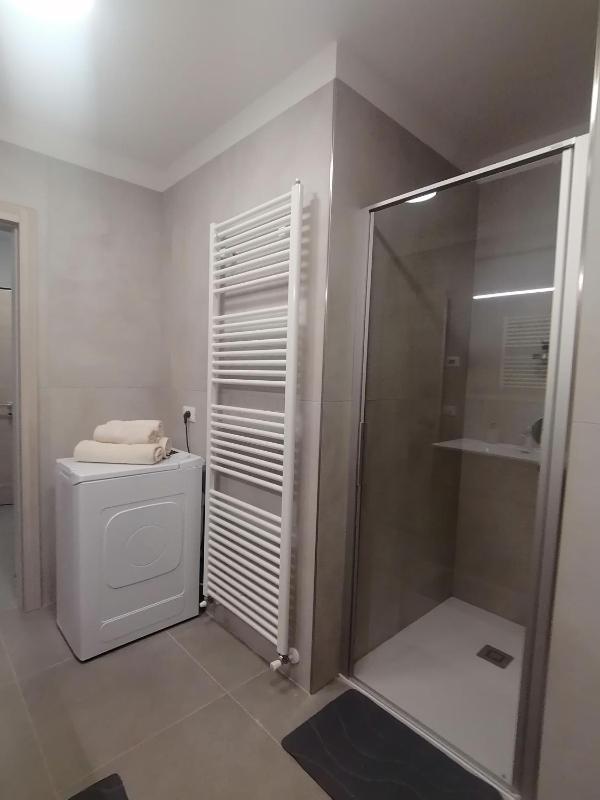 One-Bedroom Deluxe Apartment image 3