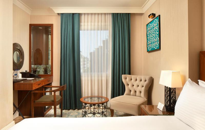 Superior French / Twin Bed With Street View image 3