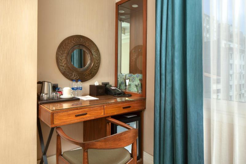 Superior French / Twin Bed With Street View image 2