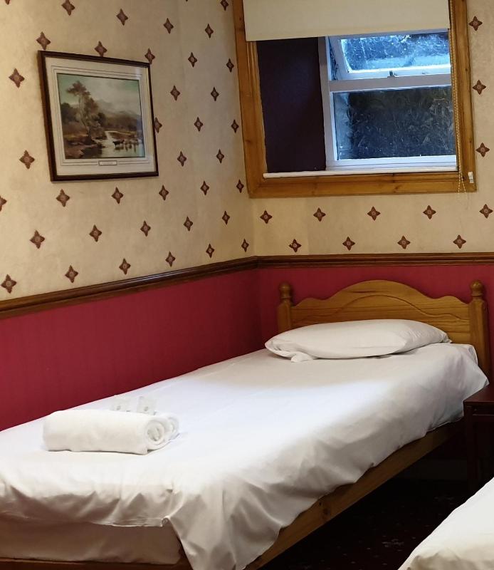 Single Room with Bathroom image 1