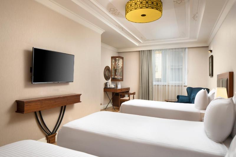 Deluxe Triple Room image 4