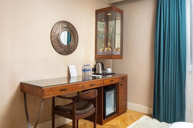 Deluxe Triple Room image 3