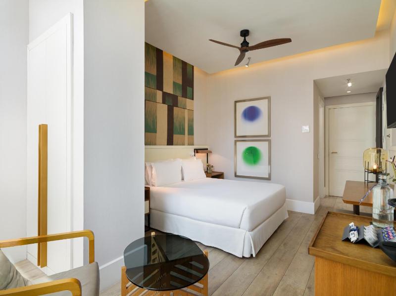 Classic Double or Twin Room with City View image 3