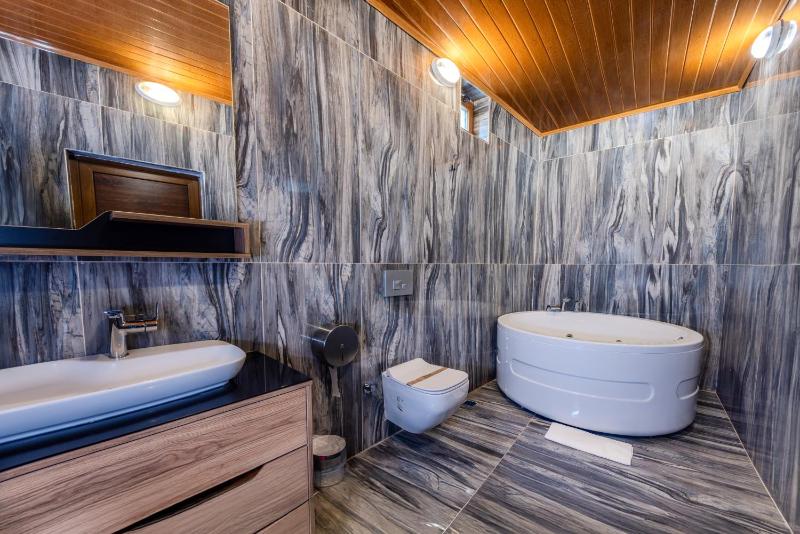 Queen Room with Spa Bath image 4