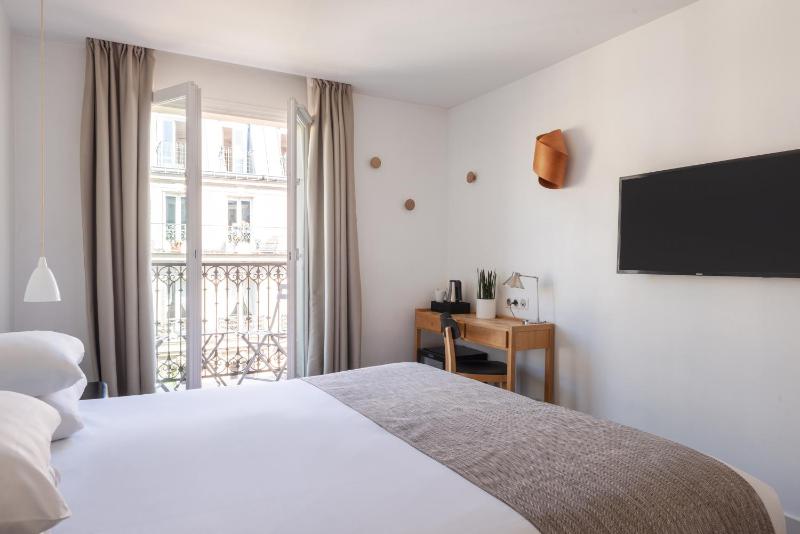 Room with Eiffel Tower View image 2