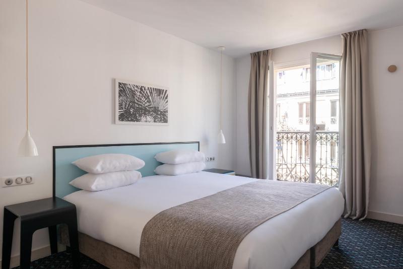 Room with Eiffel Tower View image 1