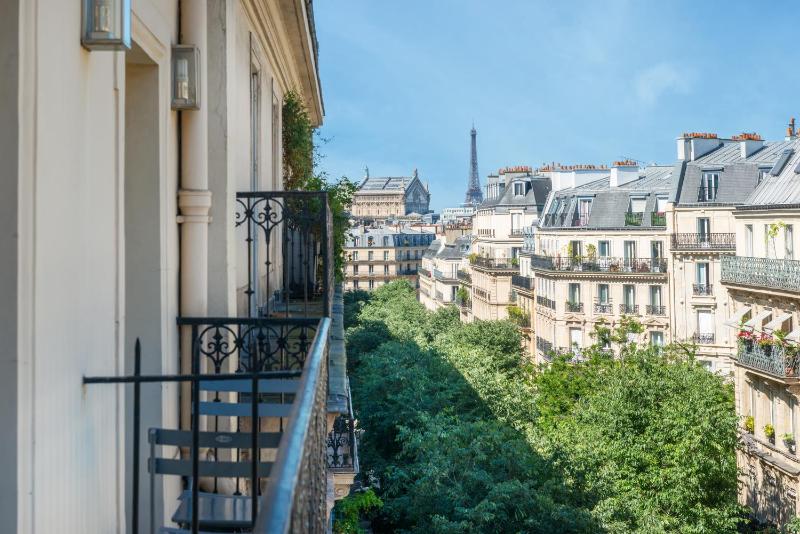 Room with Eiffel Tower View image 3