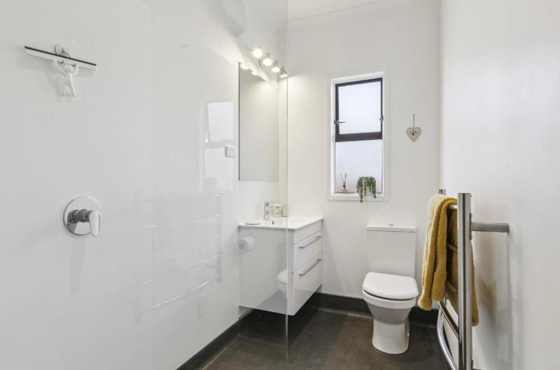 Room near airport Wellington - image 6
