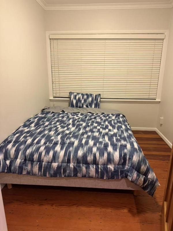 Room near airport Wellington - image 4