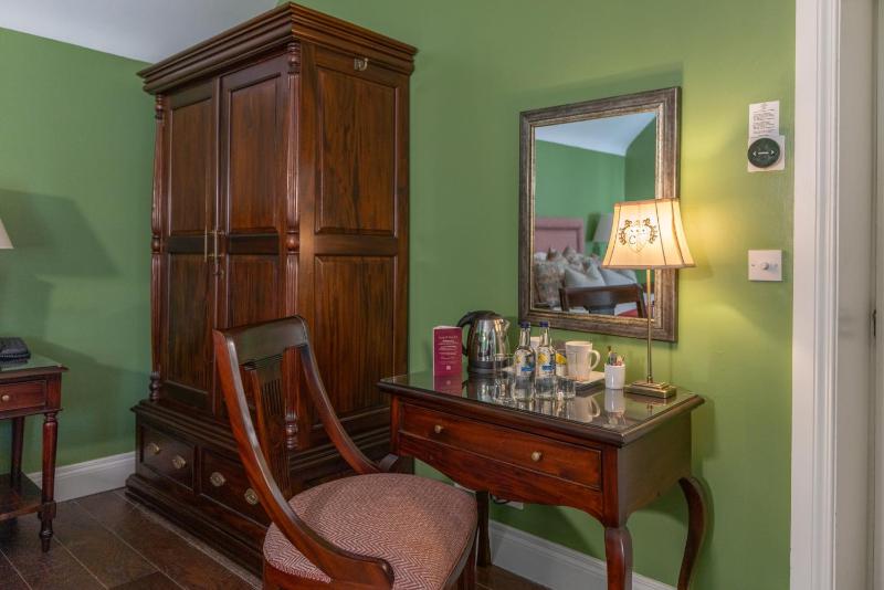 Deluxe Queen Suite image 3