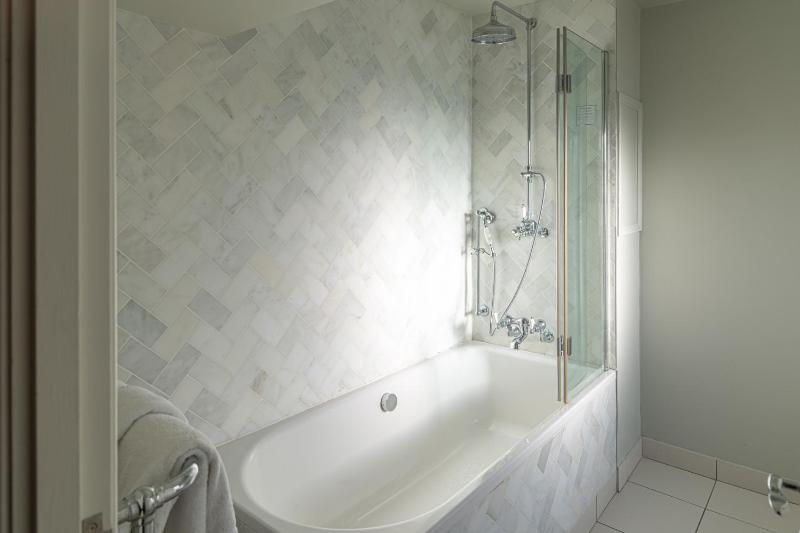 Deluxe Queen Suite image 2