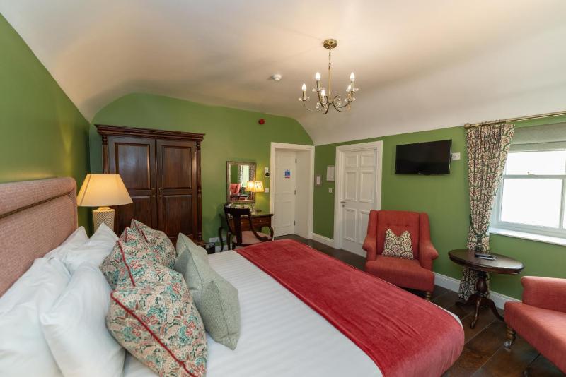 Deluxe Queen Suite image 4