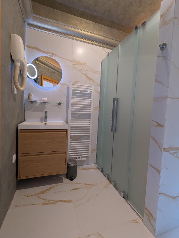 Deluxe Quadruple Room image 3