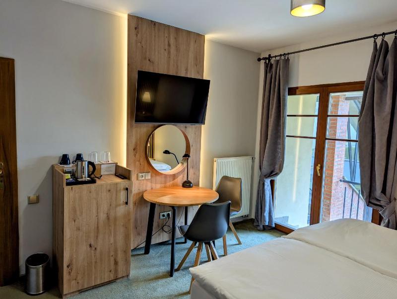 Deluxe Double or Twin Room with Balcony image 3