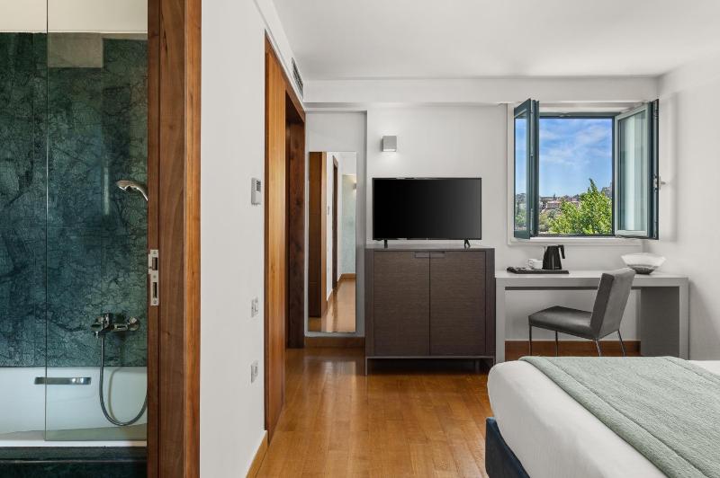 Deluxe Room image 4