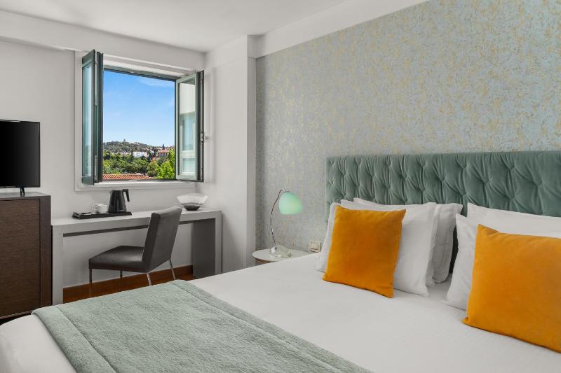 Deluxe Room image 3
