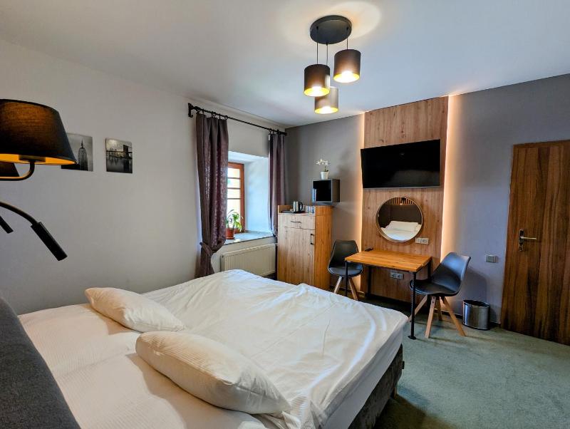 Deluxe Double or Twin Room image 4