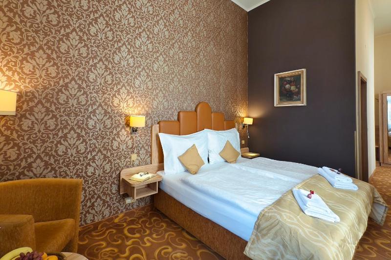 Deluxe Double Room image 3