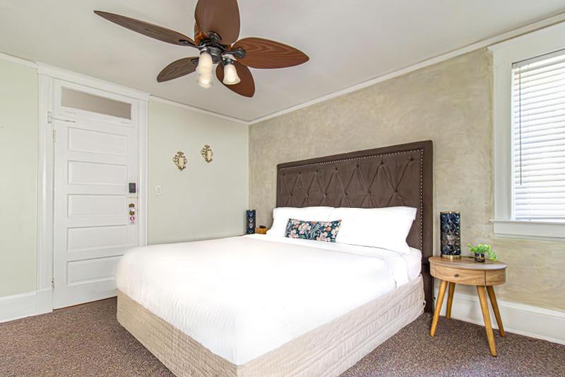 Deluxe King Room image 3