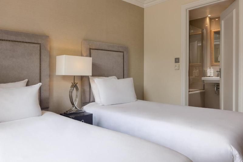 Superior Twin Room image 3