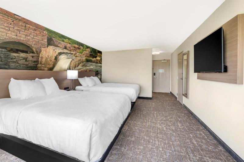 Queen Room with Two Queen Beds - Non-Smoking image 3
