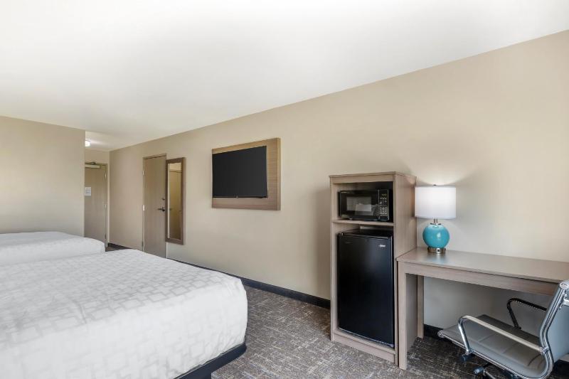 Queen Room with Two Queen Beds - Non-Smoking image 2