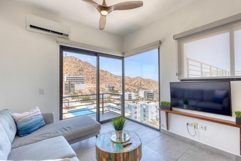 Beautiful and elegant Apt Near Downtown - image 1