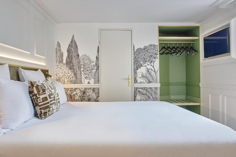 Classic Double Room image 3