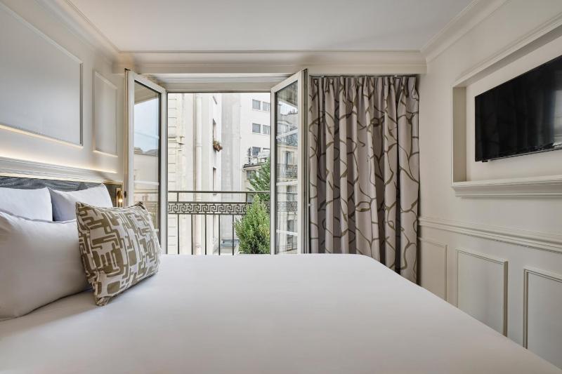 Classic Double Room with Balcony image 4