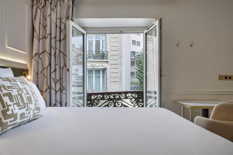 Classic Double Room image 4