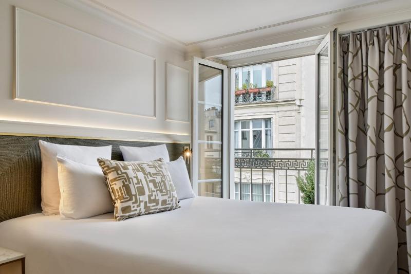 Classic Double Room with Balcony image 3
