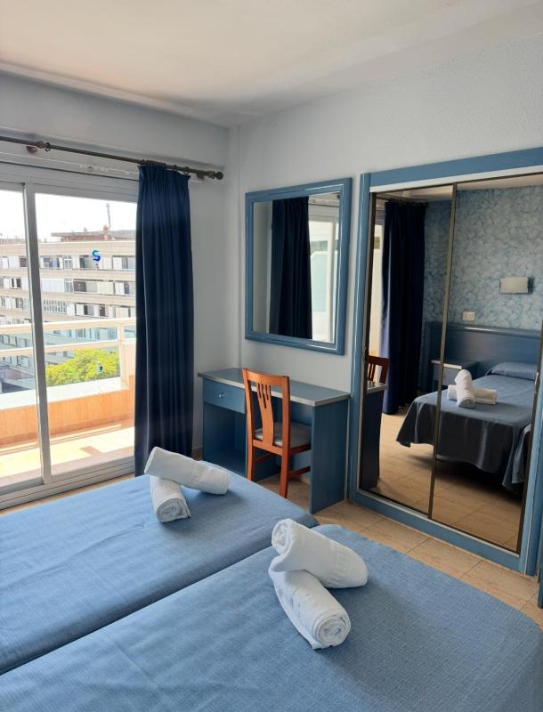 Twin Room image 4