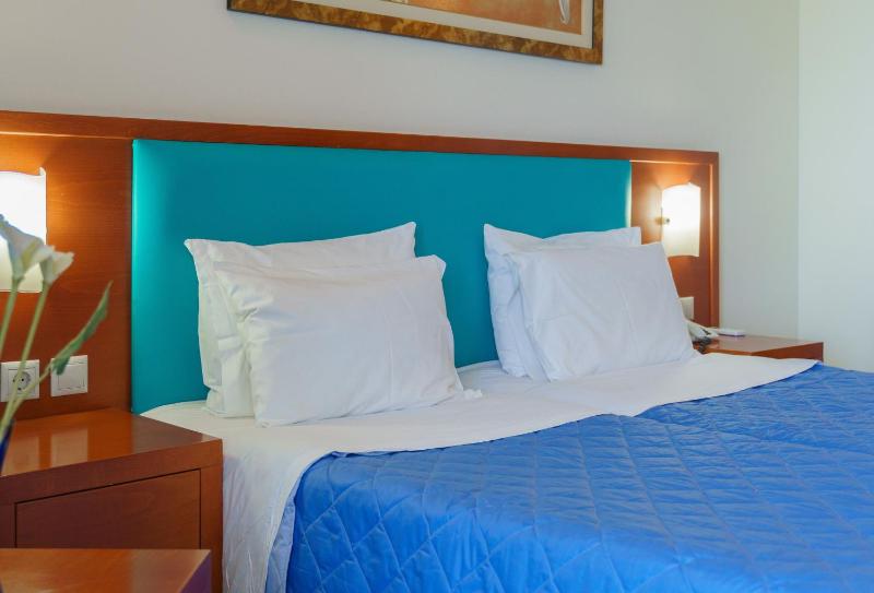 Double or Twin Room with Partial Sea View image 2