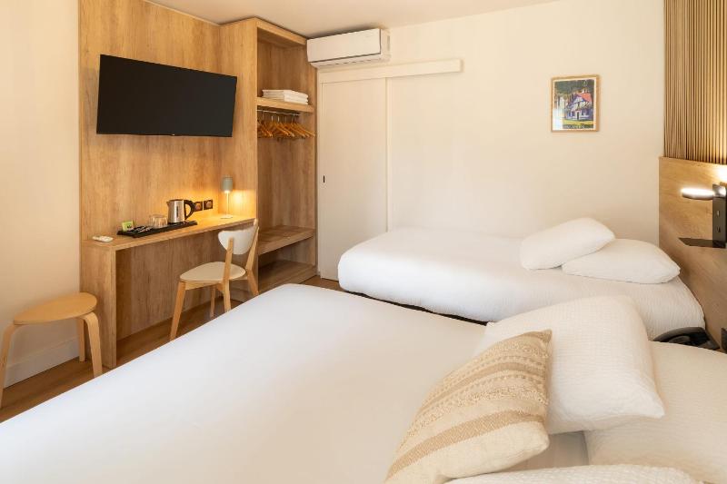 Standard Room with One Double Bed and One Single Bed - Non-Smoking image 4