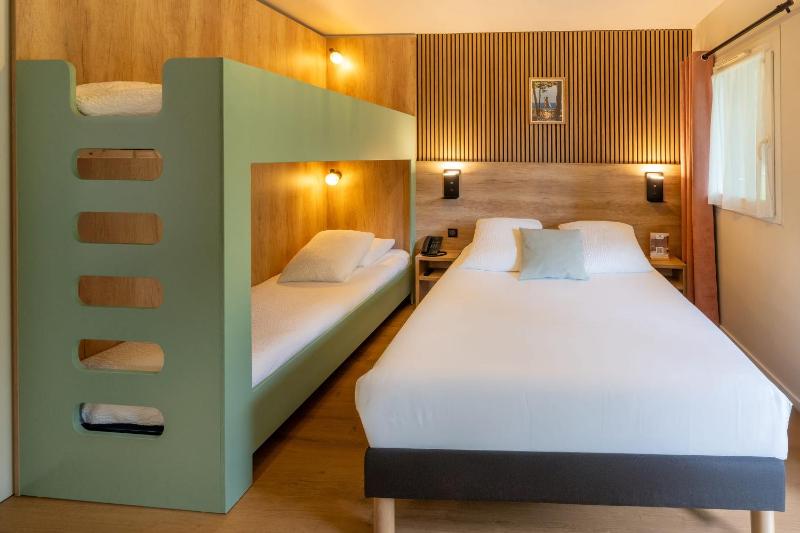 Family Room with One Queen Bed and One Bunk Bed - Non-Smoking image 3