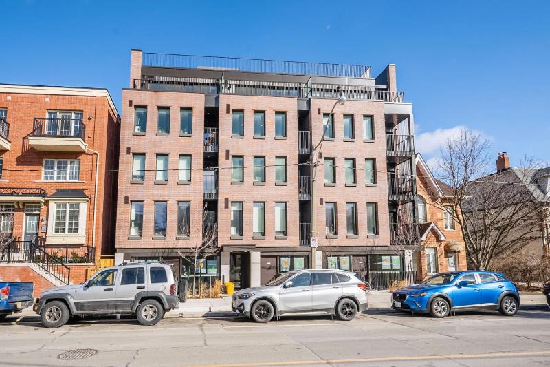 The Roland - Corktown Comfort Basement Suite Downtown Stay - image 2