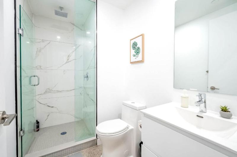 The Roland - Corktown Comfort Basement Suite Downtown Stay - image 5