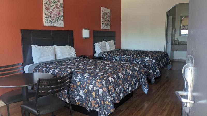Queen Room with Two Queen Beds - Non-Smoking image 2