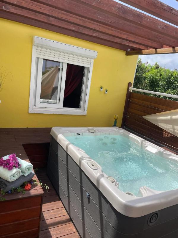 Maison avec terrasse à Saint-François - 50 m² avec spa - image 12