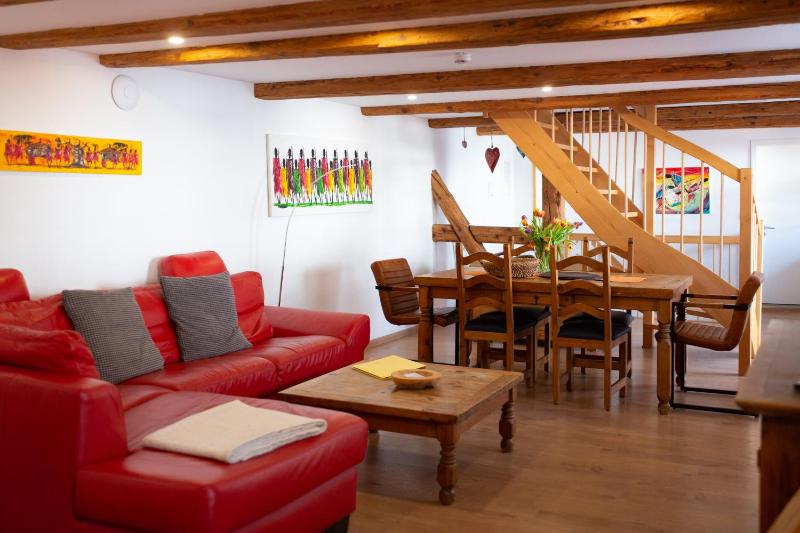 Three-Bedroom Apartment - Pass-through middle Bedroom image 1