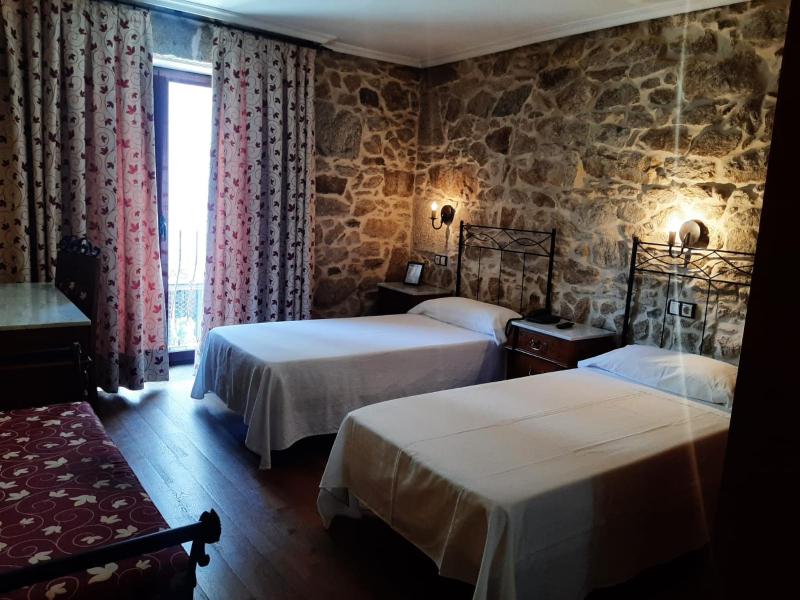 Twin Room image 4