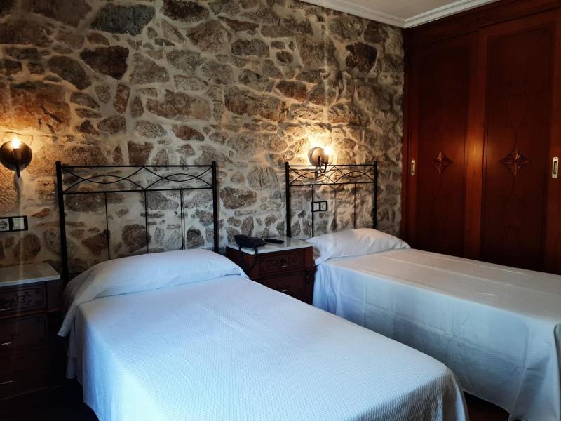 Twin Room image 3