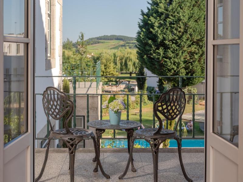 Deluxe Double or Twin Room with Balcony image 3