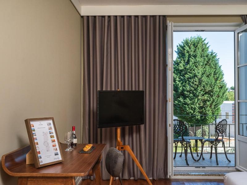 Deluxe Double or Twin Room with Balcony image 4
