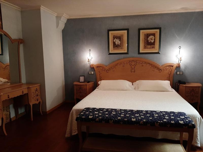 Deluxe Double Room image 2