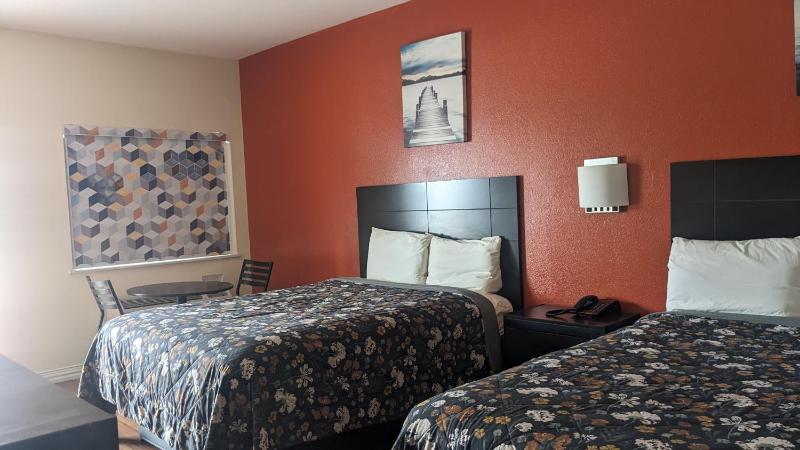 Queen Room with Two Queen Beds - Non-Smoking image 3