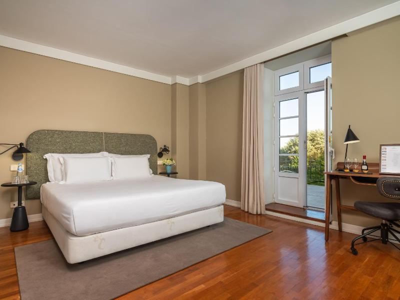 Junior Suite with Pool View image 1