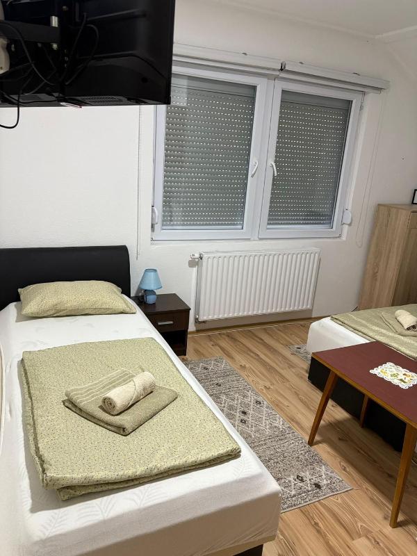 Twin Room with Bathroom image 4