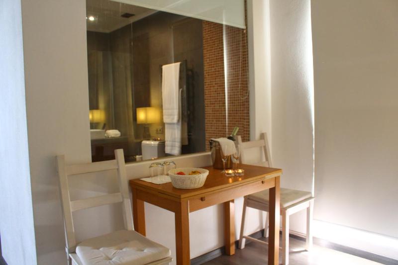 Double Room with Four Poster Bed image 2