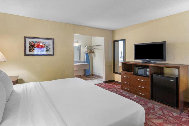King Mini Suite - Non-Smoking image 3